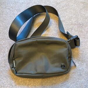 Lululemon everywhere belt bag 1L olive